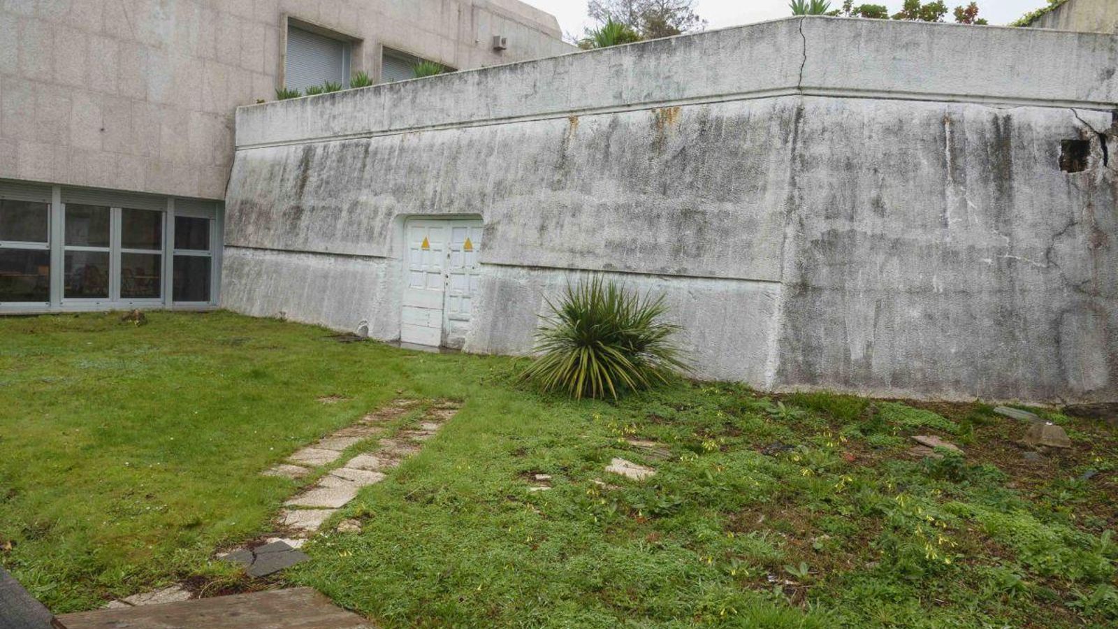 La construcción tiene dos accesos al pasillo que lleva el búnker, pero una de las puertas fue tapiada en la última reforma.