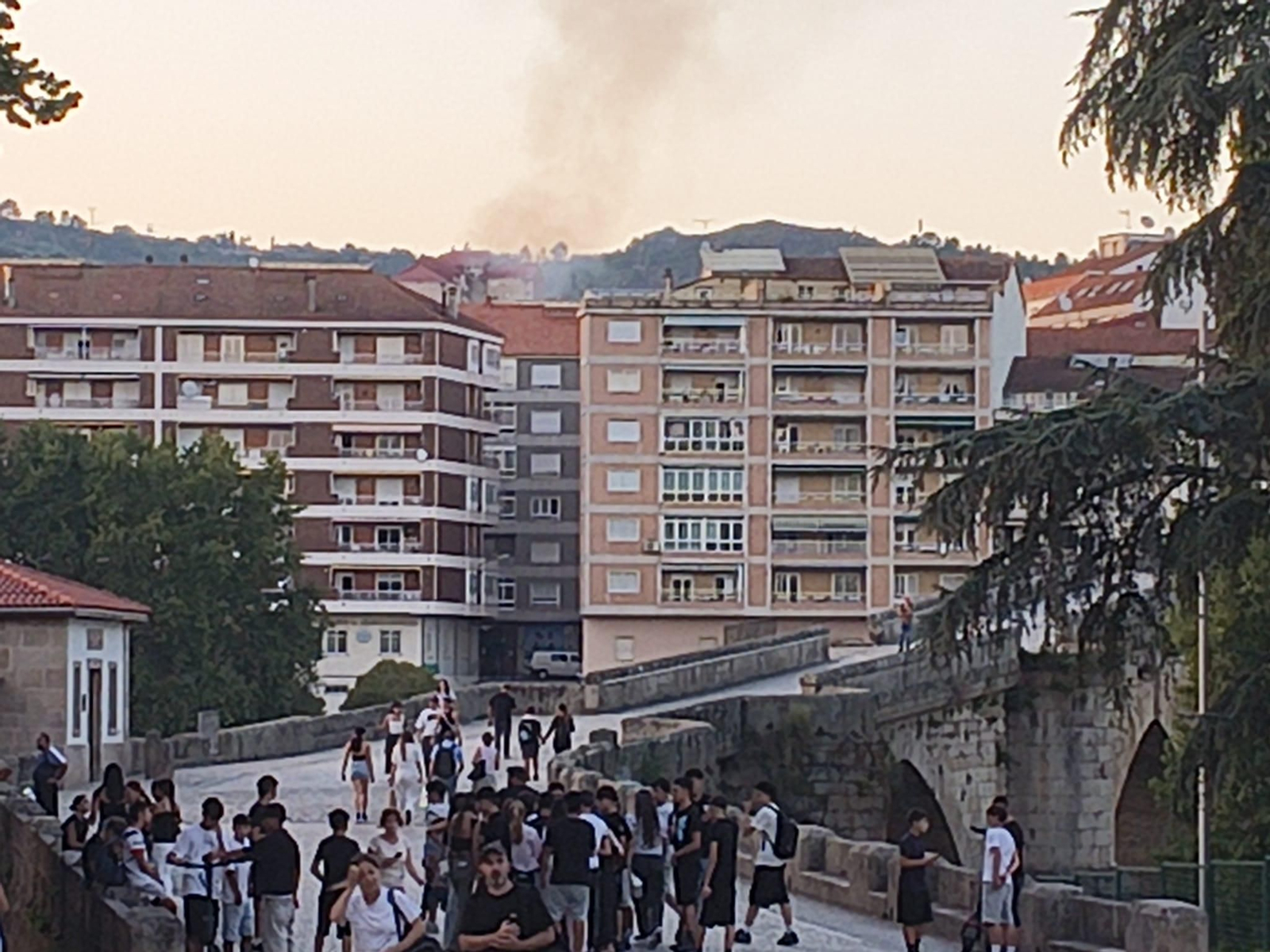 El incendio del antiguo restaurante Adega do Emilio, en As Caldas, visto desde el Puente Romano de Ourense.