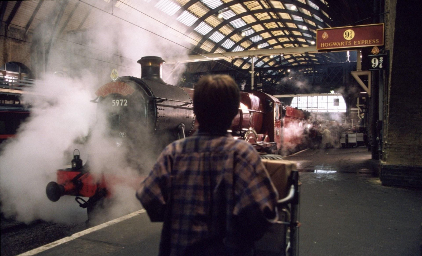 Harry Potter entrando por primera vez en el andén 9 y 3/4 en una imagen de la primera película de la saga "Harry Potter y la Piedra Filosofal".
