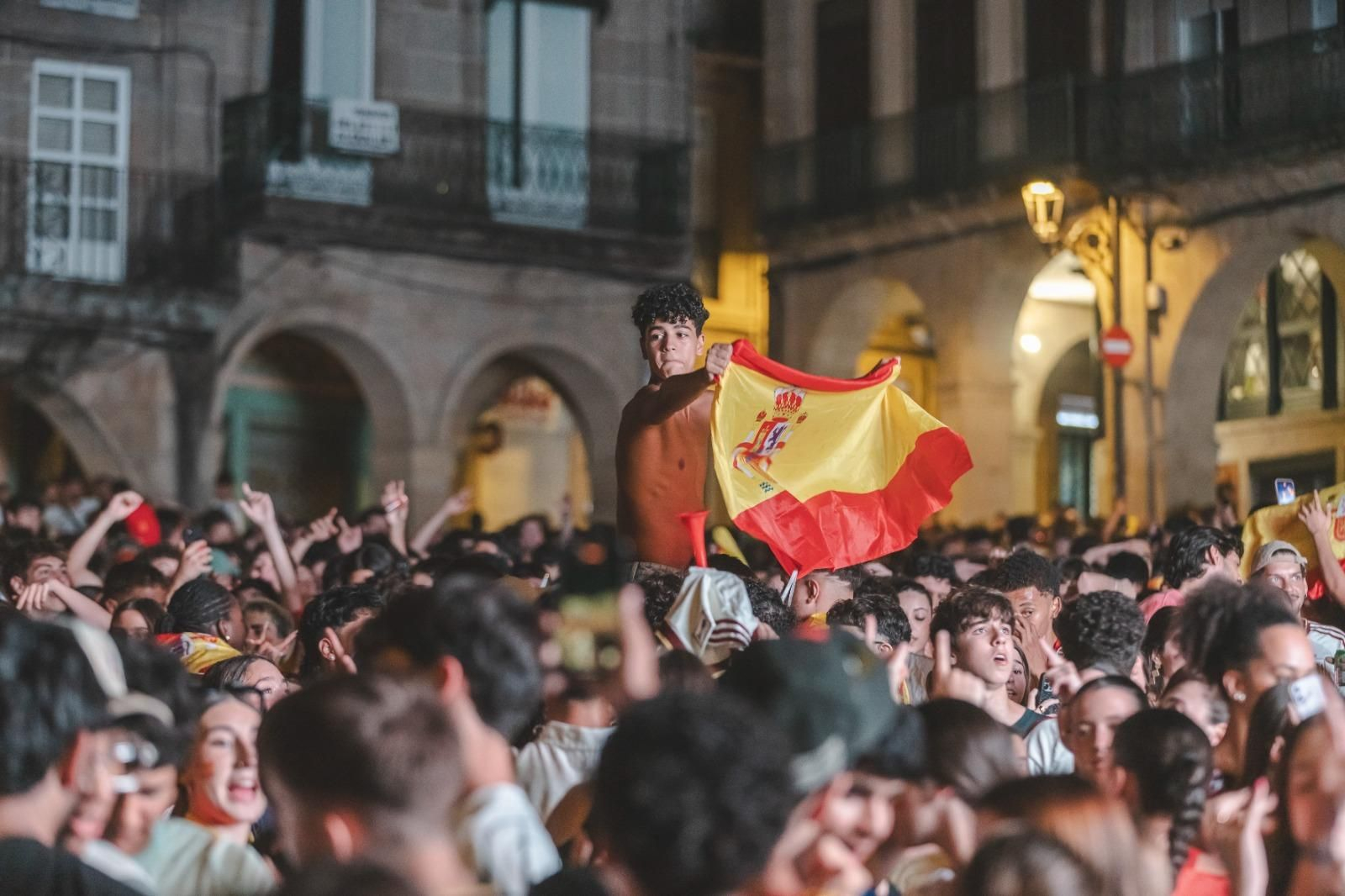 Galería | La ilusión por España en la semifinal tiñe de rojo la provincia de Ourense, en fotos