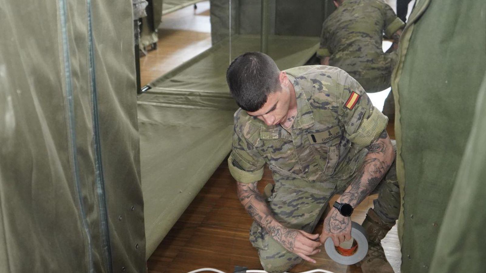 Un militar adecúa el pabellón de As Travesas con cinta americana