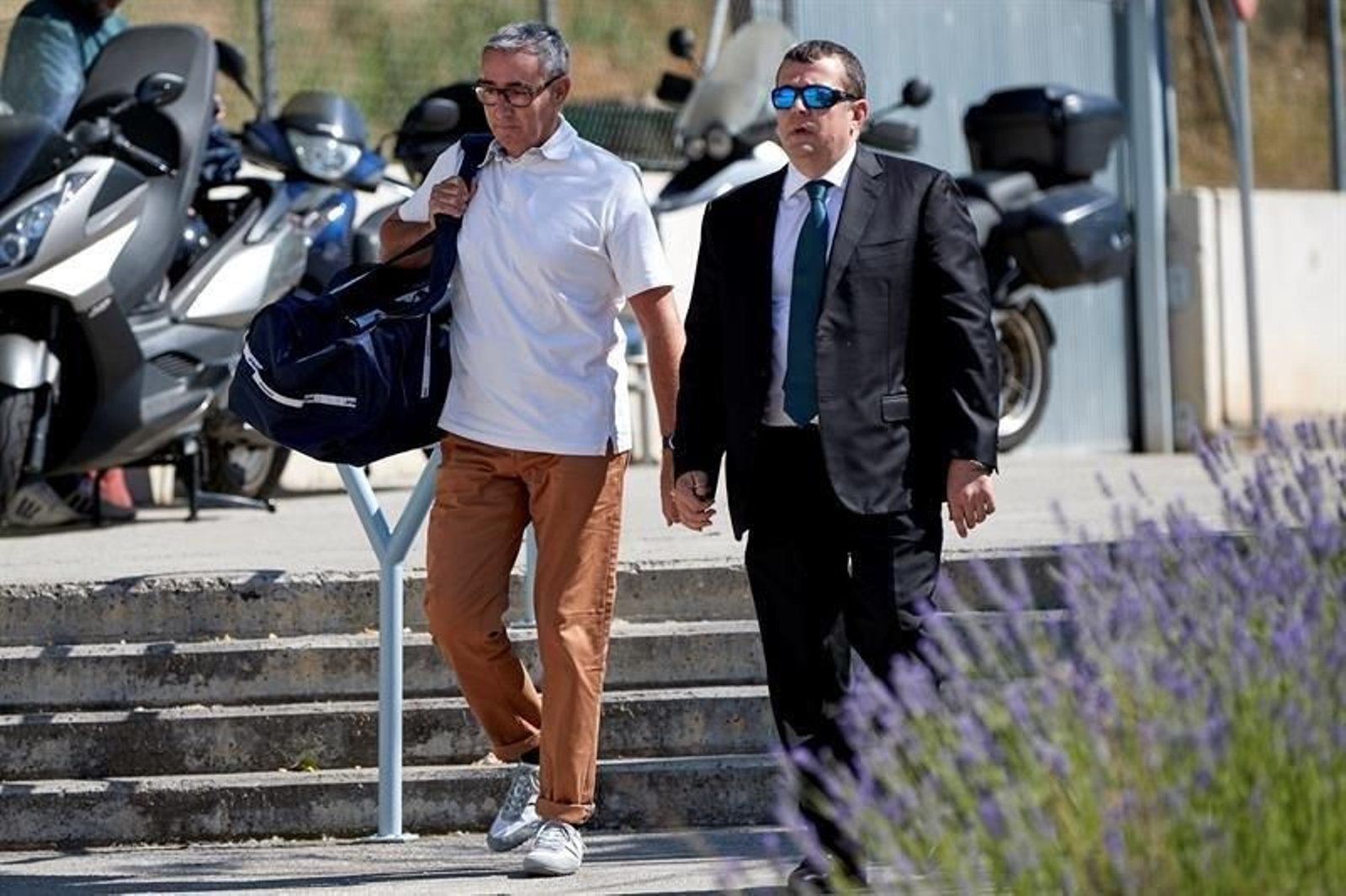 Diego Torres (i), el exsocio de Iñaki Urdangarin, acompañado de su abogado Gonzalez Peters (d), durante su ingreso esta tarde en la cárcel Can Brians 2