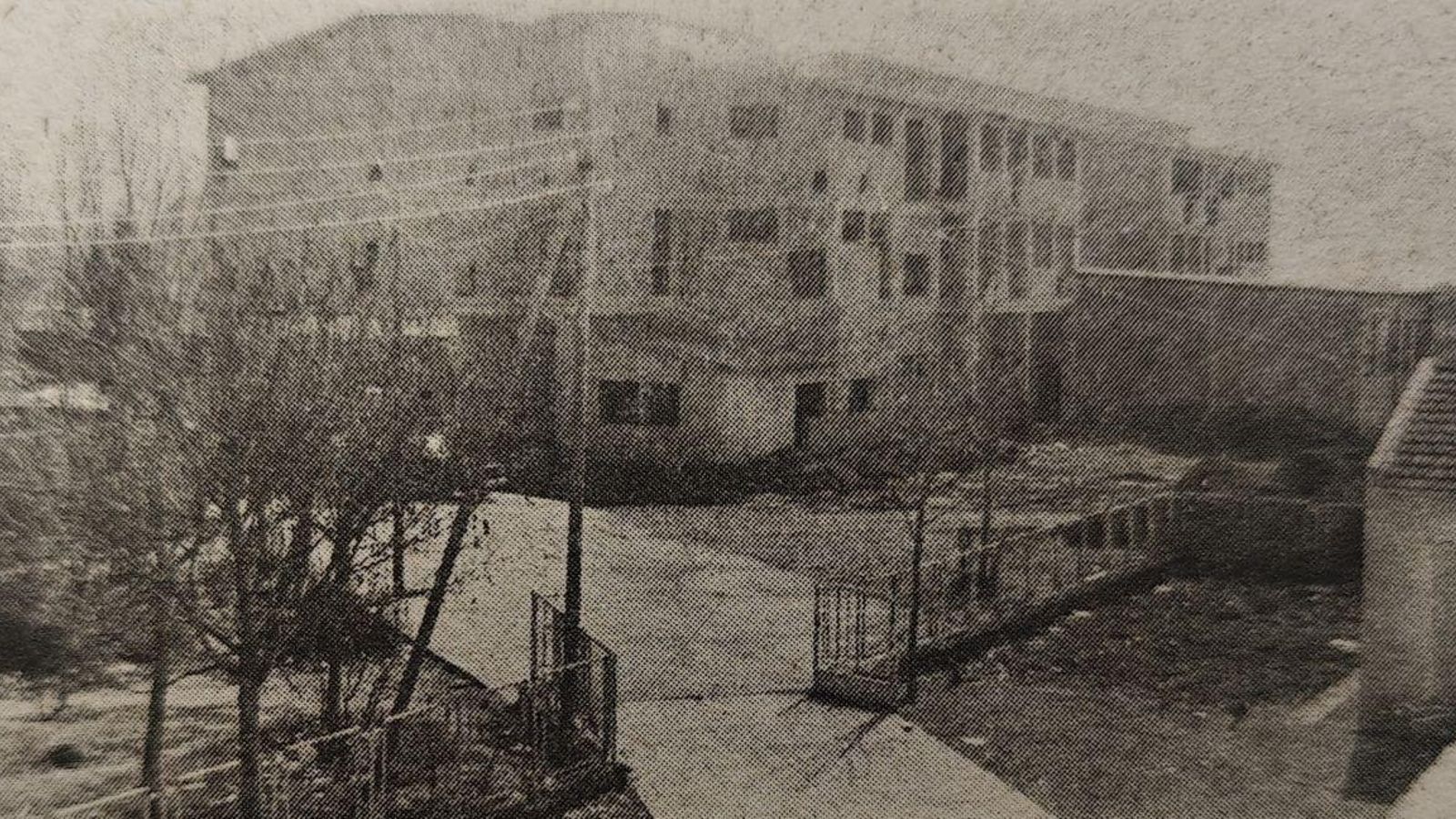 El edificio en cuestión antes de ser dinamitado.