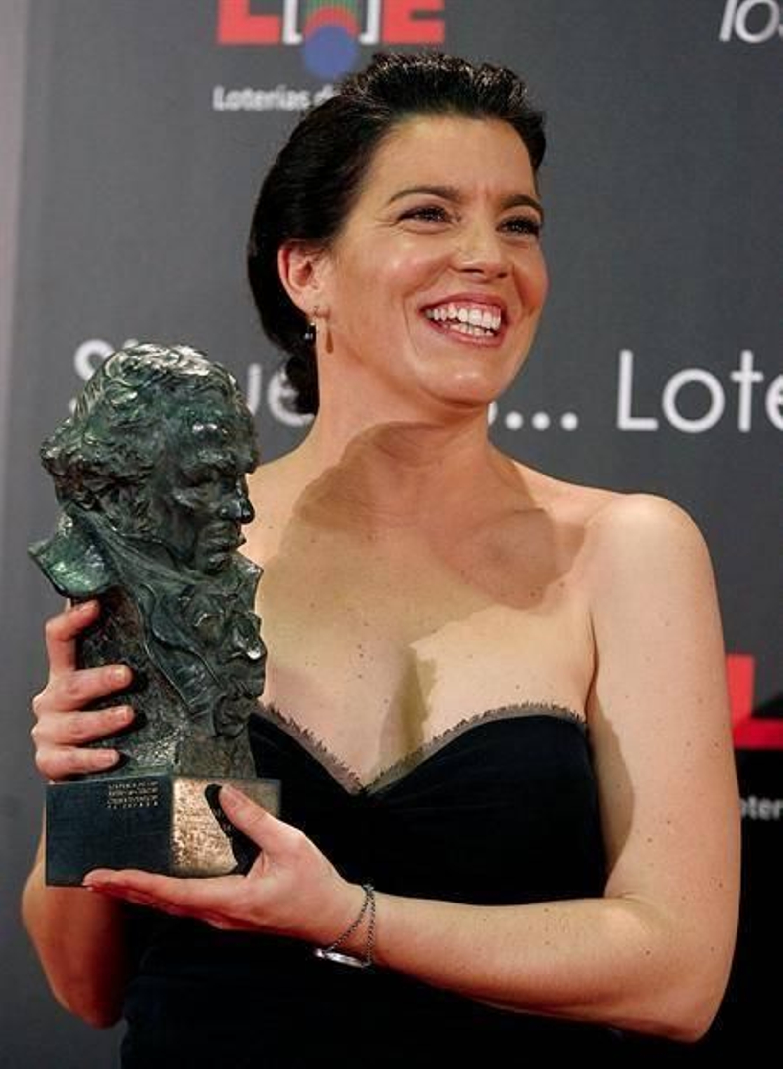 La actriz Laia Marull posa tras recibir el premio Goya a la mejor interpretación femenina de reparto por su trabajo en 'Pa negre'. Foto: EFE