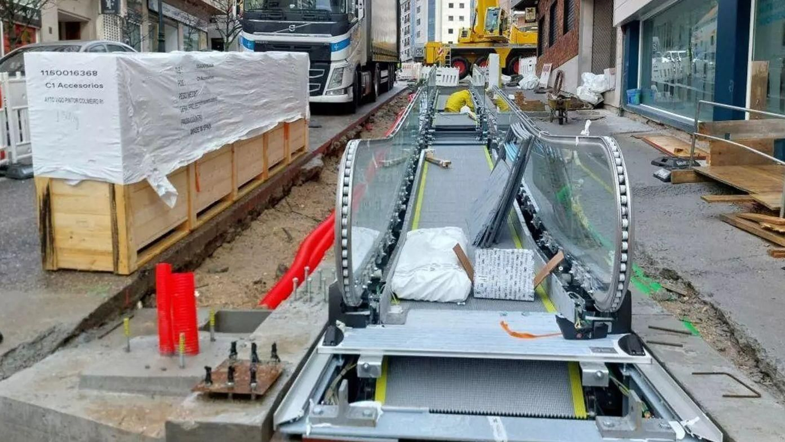 Obra de construcción de las escaleras mecánicas en Pintor Colmeiro, promovidas por el Concello.