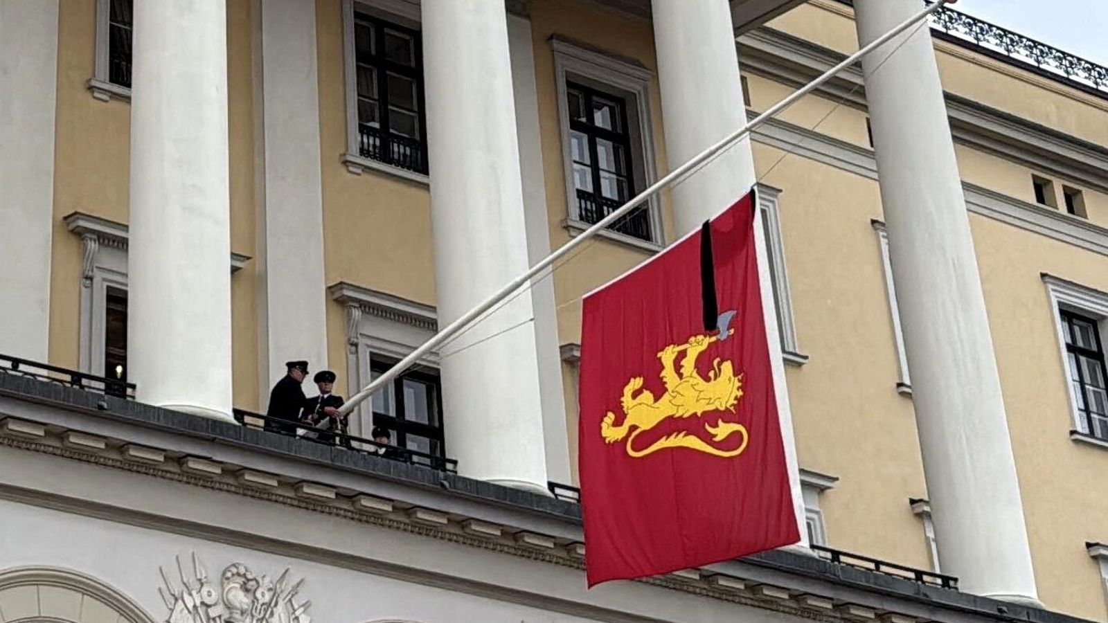 Bandera a media asta en el Palacio Real de Noruega por la muerte del rey Harald V.