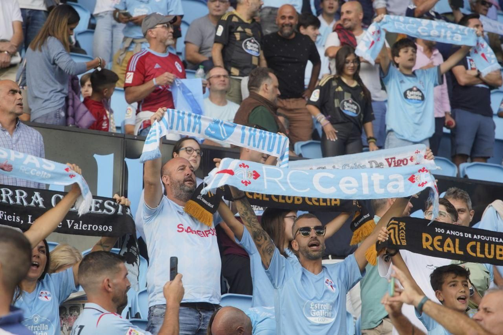Aficionados celestes en el partido entre el Celta y el Alavés en Balaídos.