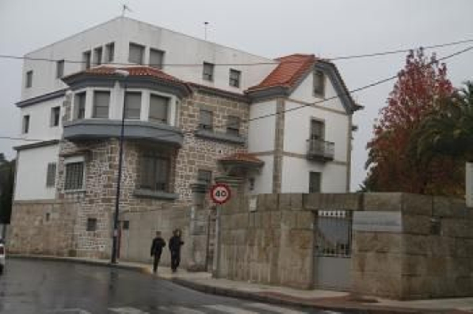 El Hogar Santa Isabel está en la calle Corbal.