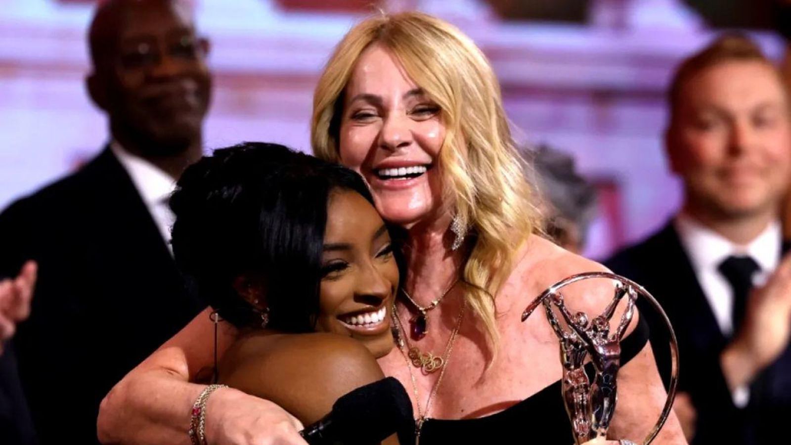 Nadia Comaneci, junto a Simone Biles, durante la entrega de su premio Laureus.
