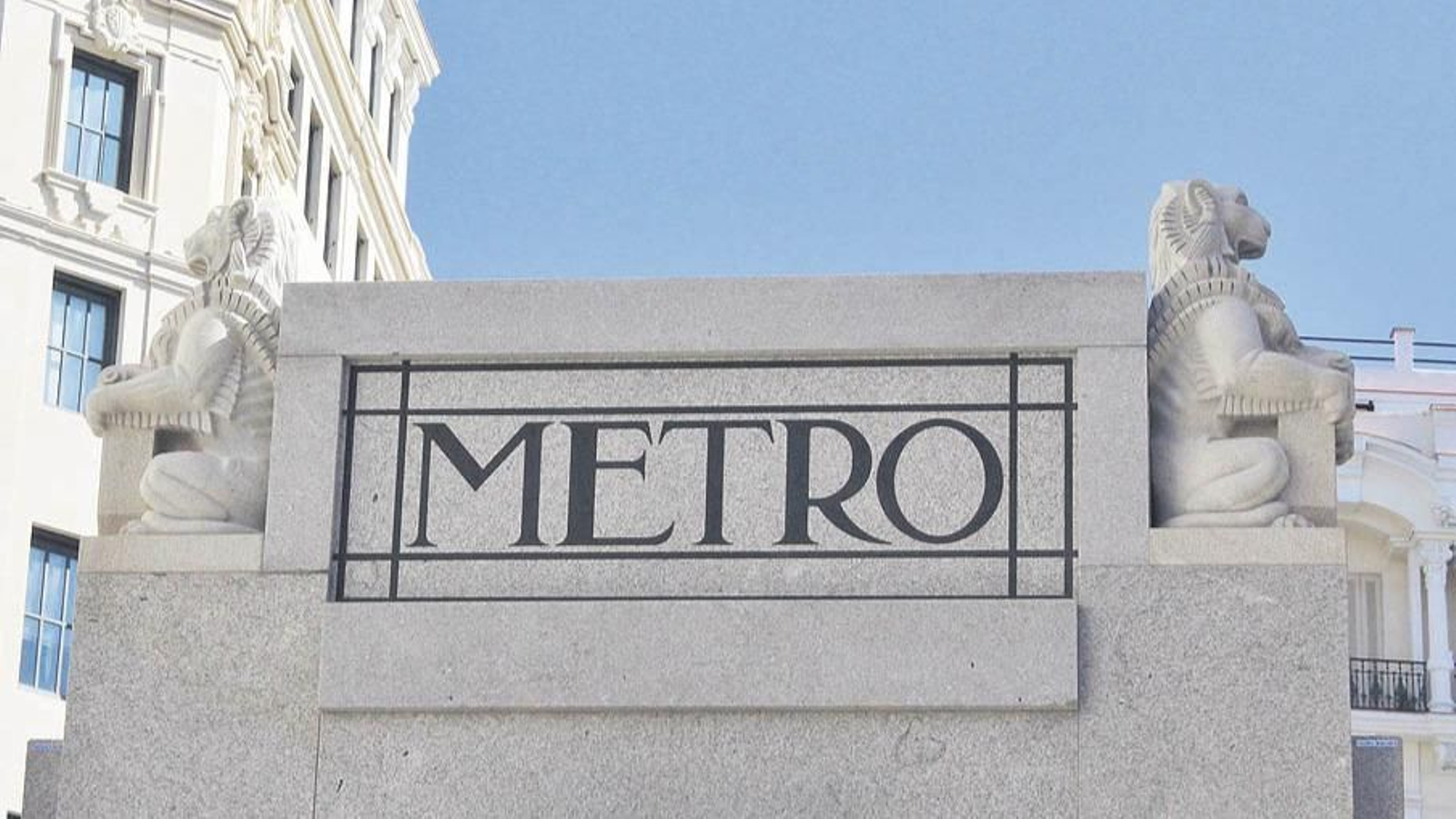 Destacan los dos leones ornamentales en la cabecera de la fachada monumental del metro.