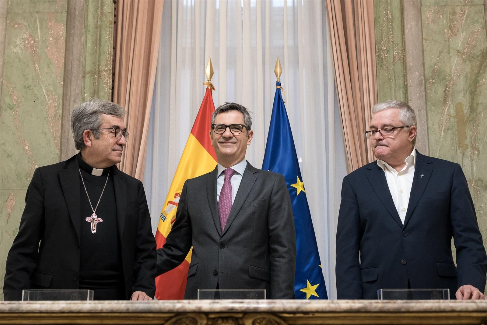 Luis Argüello, presidente de la Conferencia Episcopal; el ministro Félix Bolaños y el presidente de la Conferencia Española de Religiosos, Jesús Díaz.