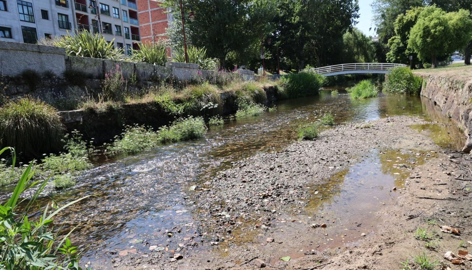 Caudal del río Anllóns, en Carballo (A Coruña).