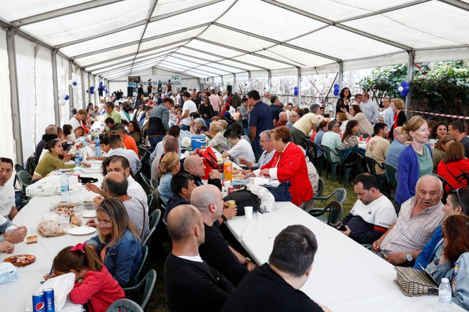 nas 300 personas, entre usuarios y familiares, participaron ayer en la fiesta de aniversario de Proxecto Home Vigo.