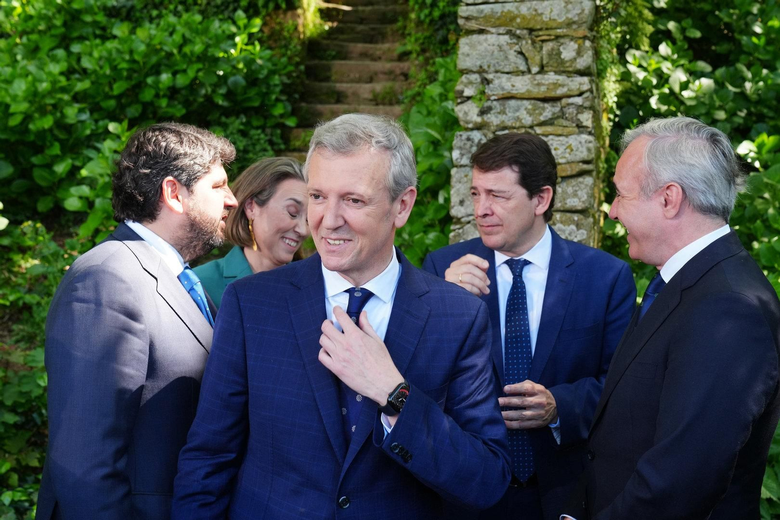 El presidente de la Xunta, Alfonso Rueda (c), durante el acto de su toma de posesión, en el parque de San Domingos de Bonaval.