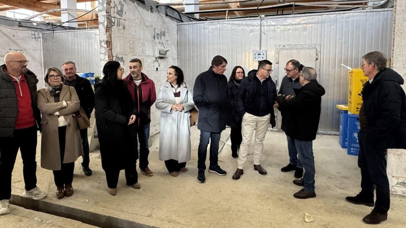 Representantes institucionales y comerciales, ayer en la visita a las obras.