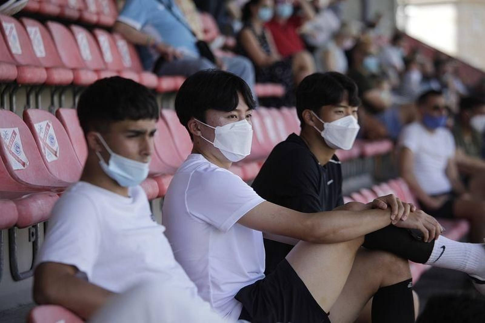 Los coreanos Lim y Sun, en O Couto. (FOTO: MIGUEL ÁNGEL)
