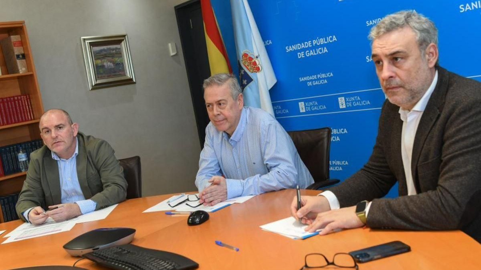 El conselleiro de Sanidade, Antonio Gómez Caamaño; el gerente del Servicio Gallego de Salud, José Ramón Parada; y el director general de Asistencia Sanitaria del Sergas, Alfredo Silva, en una reunión en Santiago.