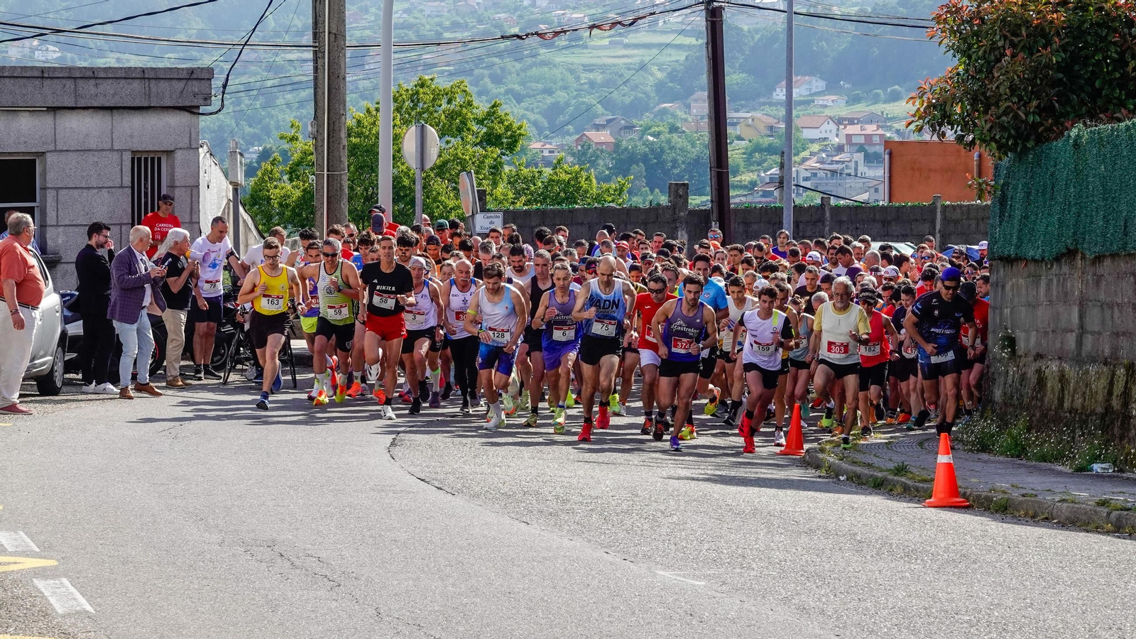 La carrera por la parroquia de Beade reunió a más de 300 atletas en la prueba absoluta en una mañana en la que hubo que pelear con el calor.
