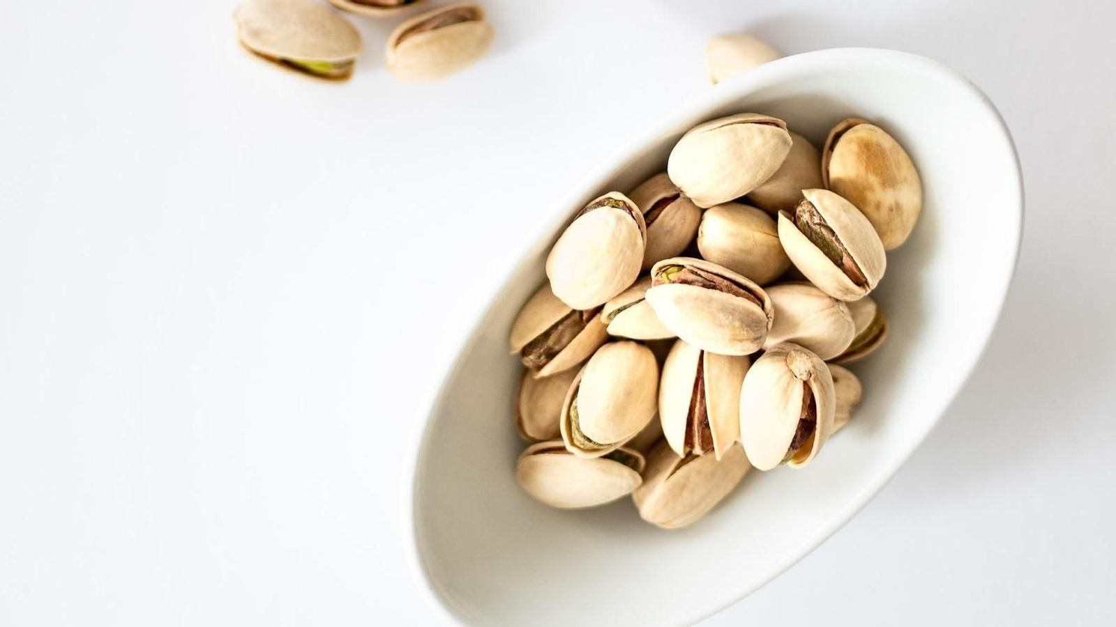 Un plato con pistachos.