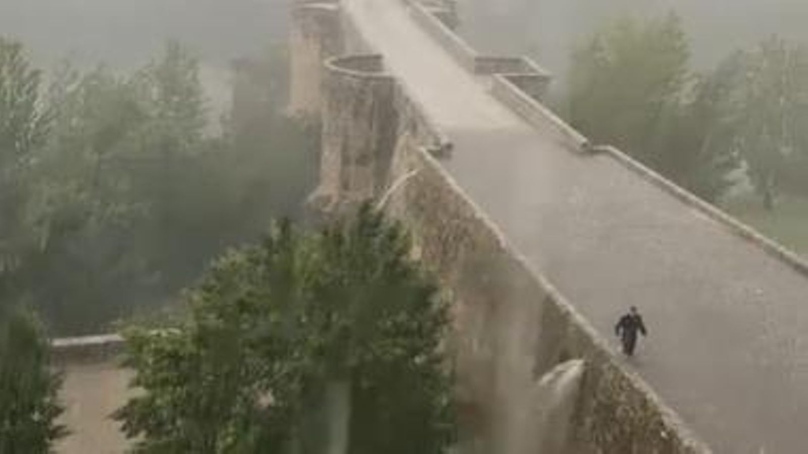 El Puente Romano anegado.