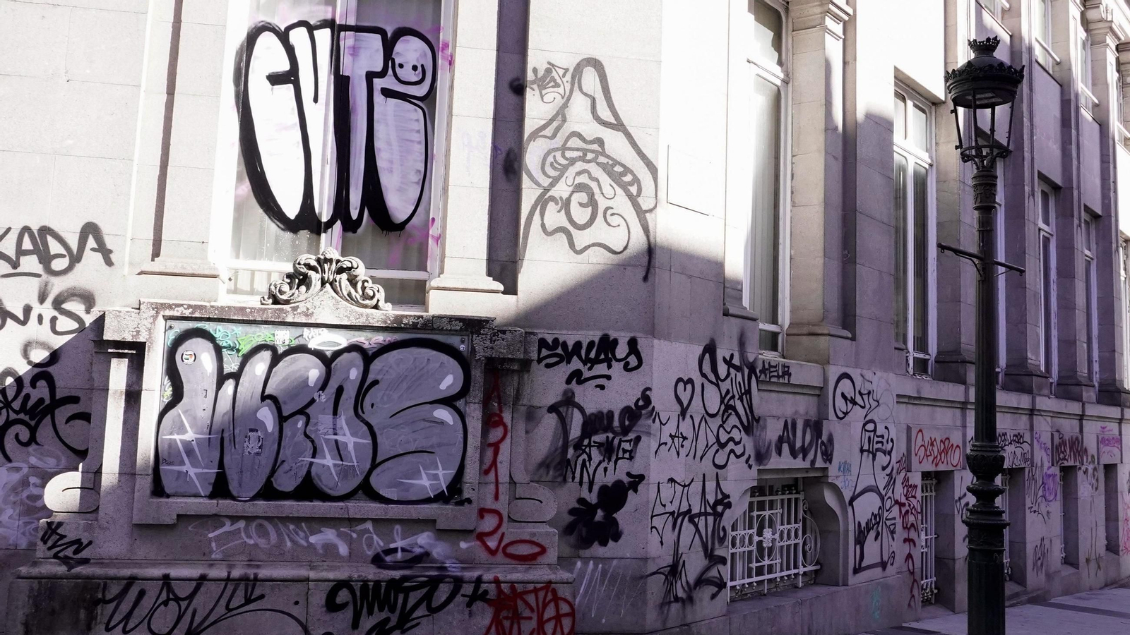 La Ronda de Don Bosco es el kilómetro cero del vandalismo con grafiti. Arriba, la fachada del antiguo Centro de Mayores de Afundación, convertido en un mural gigante.