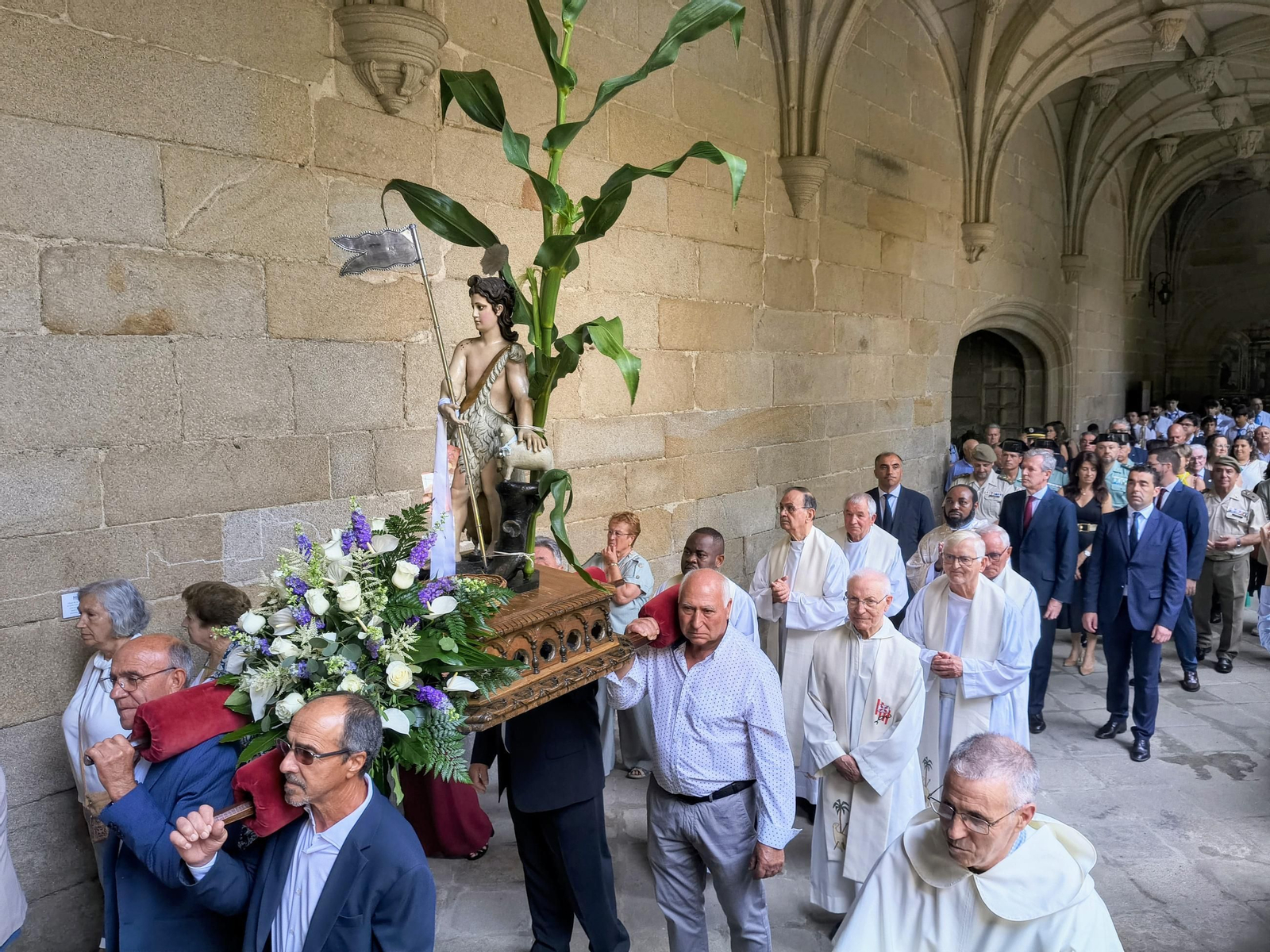 Imagen de San Bautista durante el recorrido por el Claustro de las Procesiones.