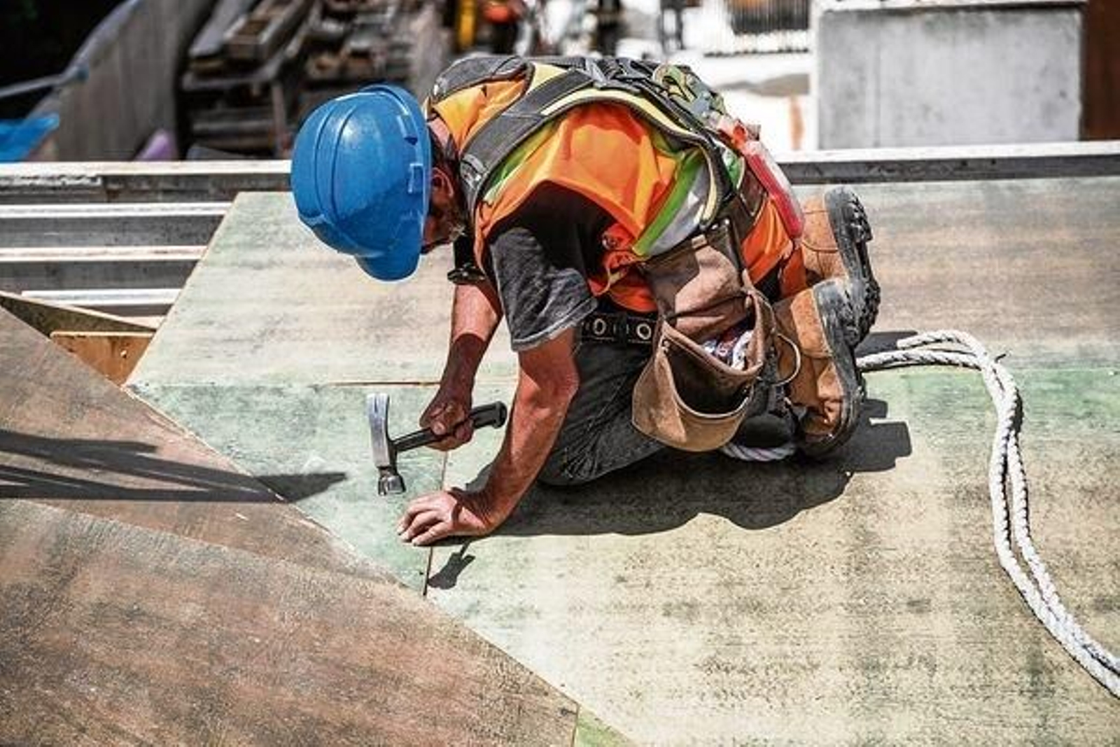 Un trabajador de la construcción, durante un momento de su jornada laboral..