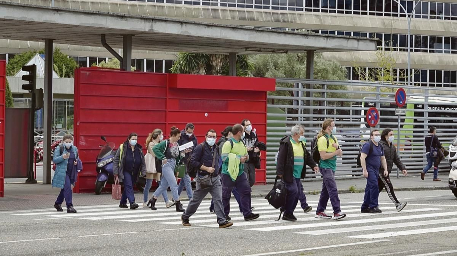 Trabajadores saliendo de la planta de Stellantis, la segunda empresa de más plantilla en Galicia.
