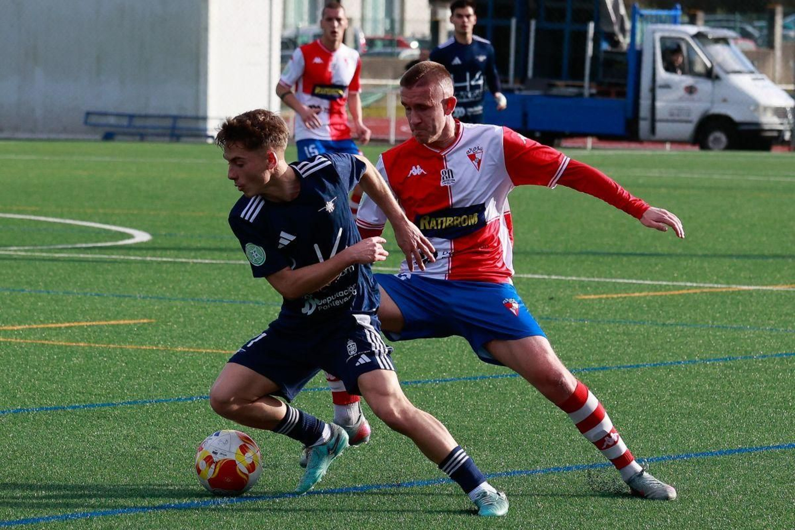 Lucas Camba defiende un balón en el partido de ayer ante el Arosa.