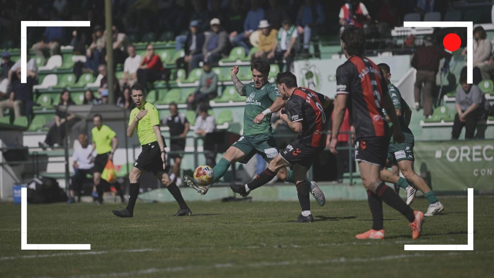 Víctor Mingo intenta tapar la salida de balón de Zabala.