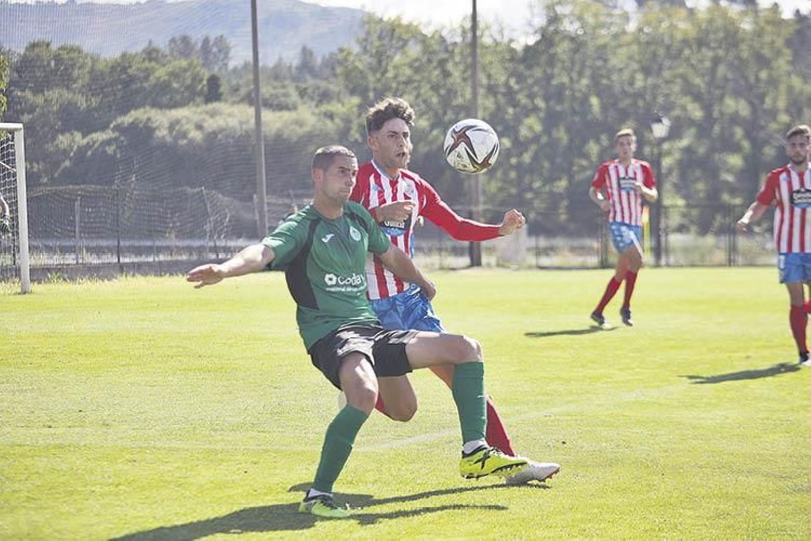 El defensa Vitra, uno de los fichajes, protege la pelota ante un rival.