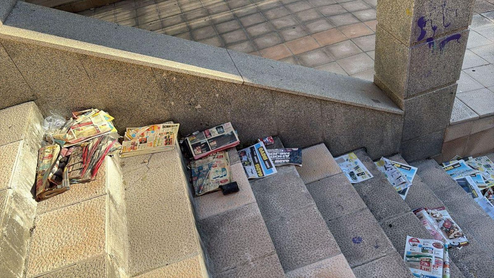 Folletos de un supermercado llevan semanas tirados en la calle Camiño de Lobishome.