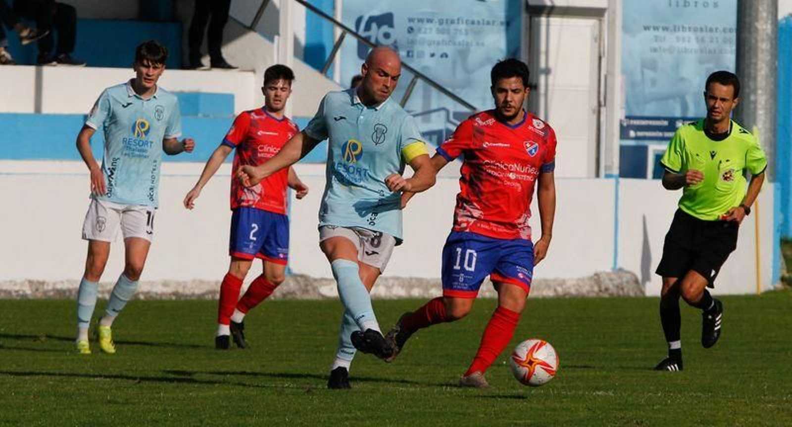 Xaime pasa a un compañero ante la presión del valdeorrés David Álvarez (JM ALVEZ)