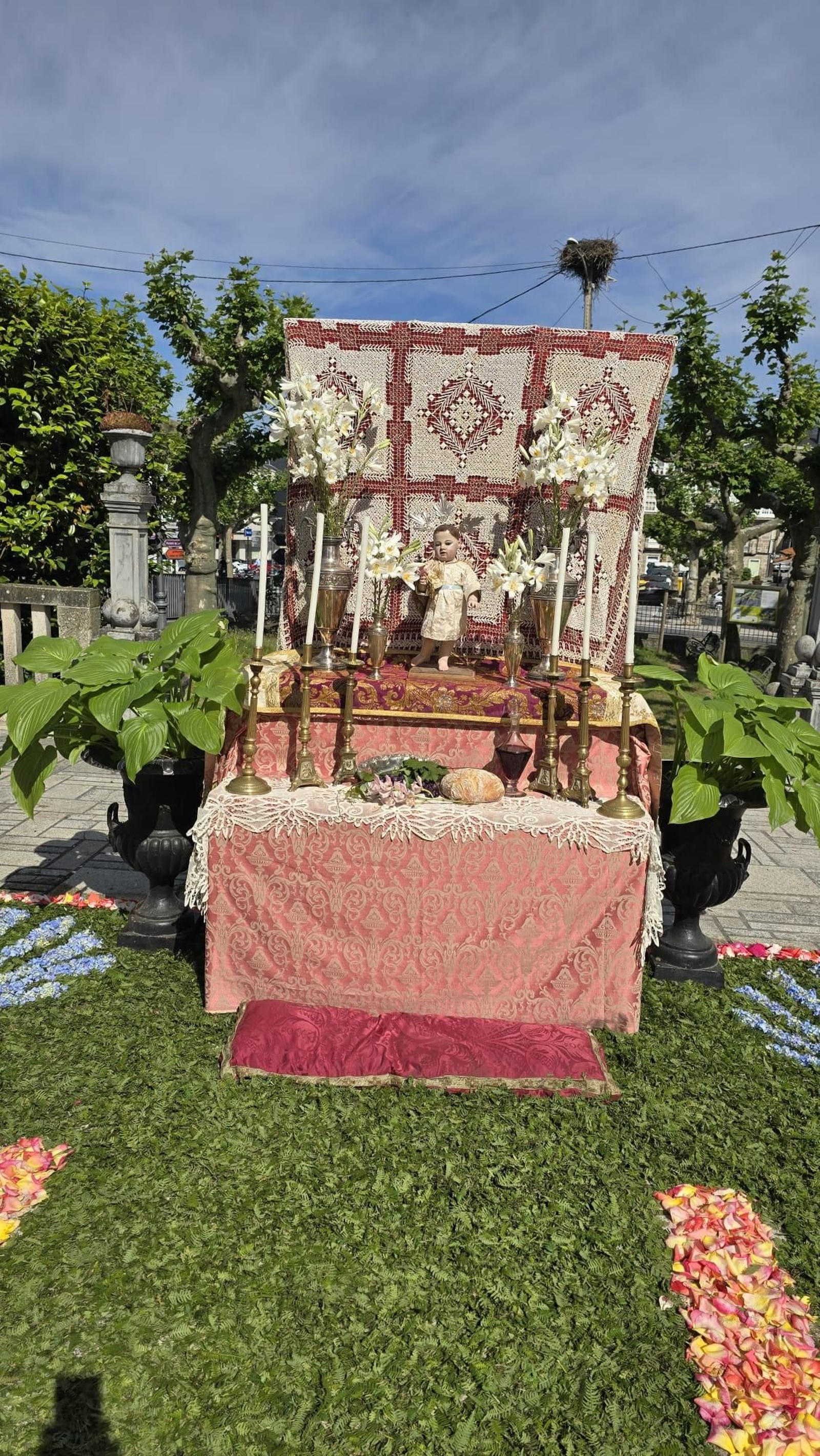 Galería | Castro Caldelas se engalana con alfombras de flores para el Corpus Christi