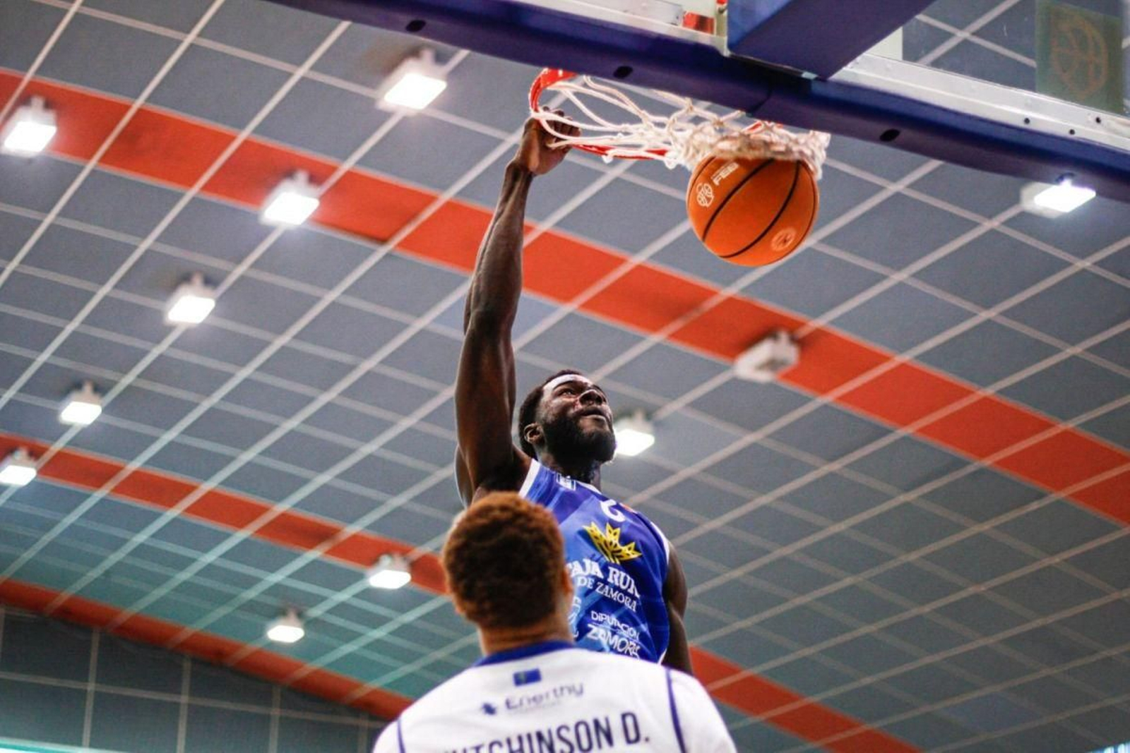 Saintel machaca en el encuentro frente al Oviedo.