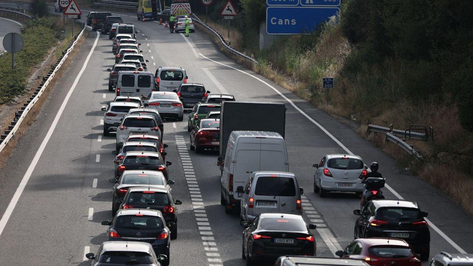 Retenciones por una salida de vía en la A-52.