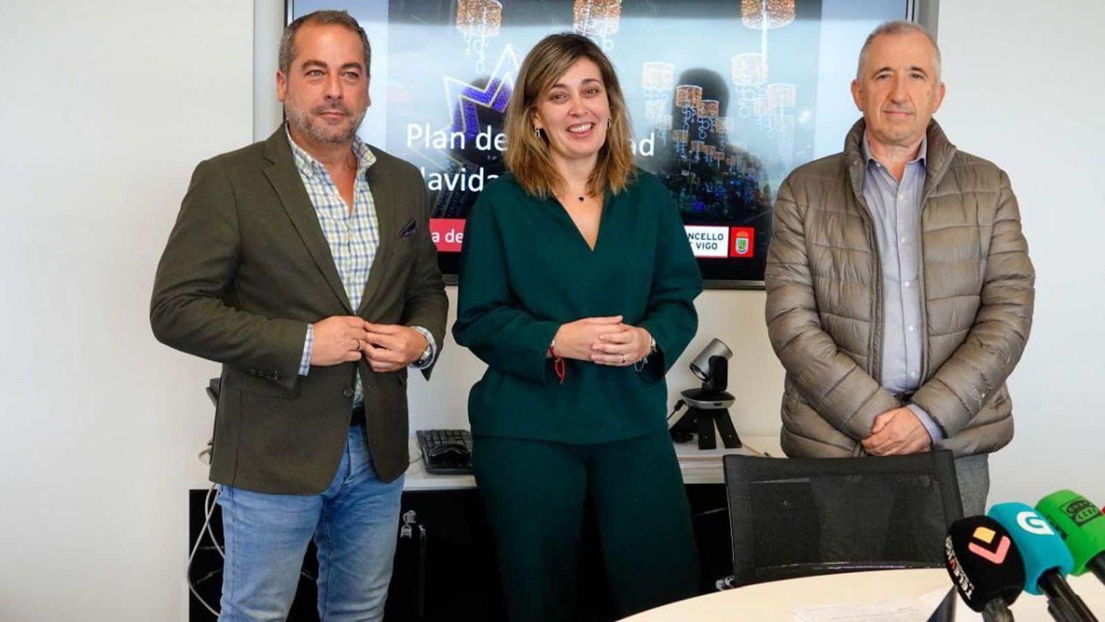 La concejala Patricia Rodríguez con  Antonio Vivero y Roberto Carlos González, del área de movilidad.