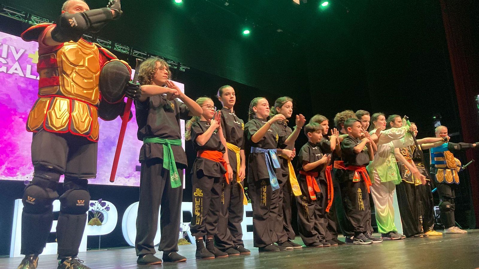 Los integrantes del Gimnasio Dinámic saludan al público tras abrir la XXIV Gala +Deporte La Región.