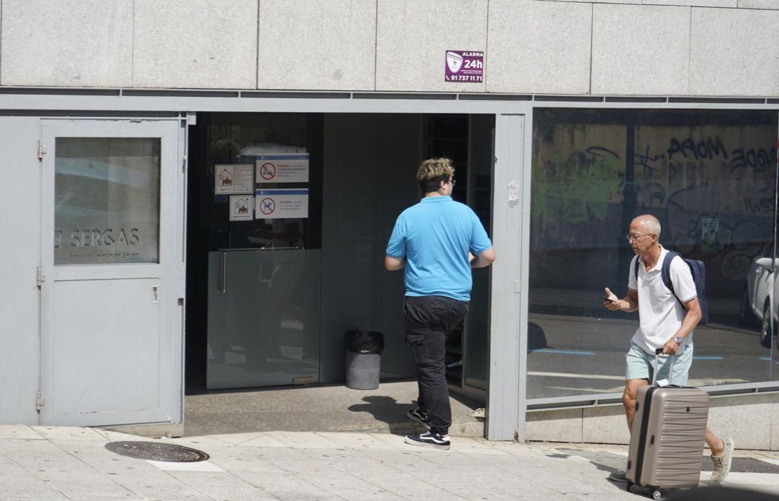 Un usuario entra ayer en el centro de salud de la calle Cuba para ser atendido