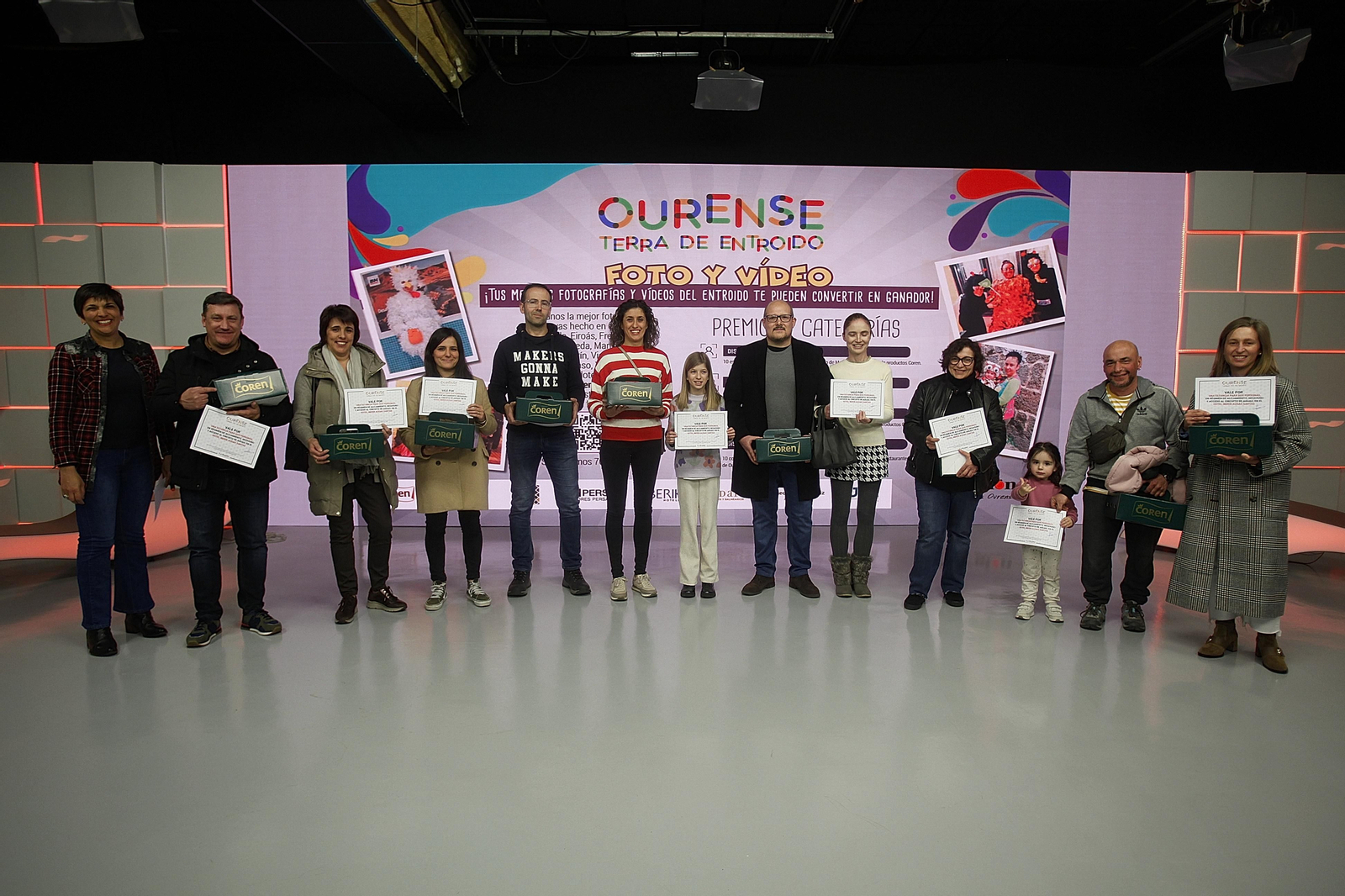 Foto de los ganadores del concurso de Entroido de La Región, en el plató de Telemiño.