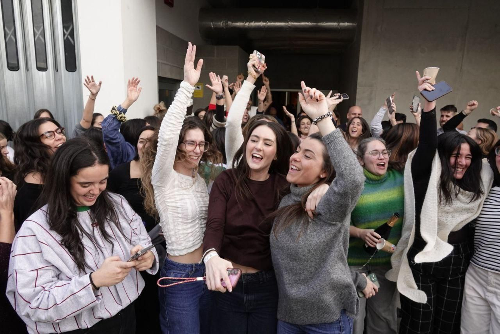 Galería | Los trabajadores de Bimba y Lola celebran el segundo premio de la Lotería de Navidad