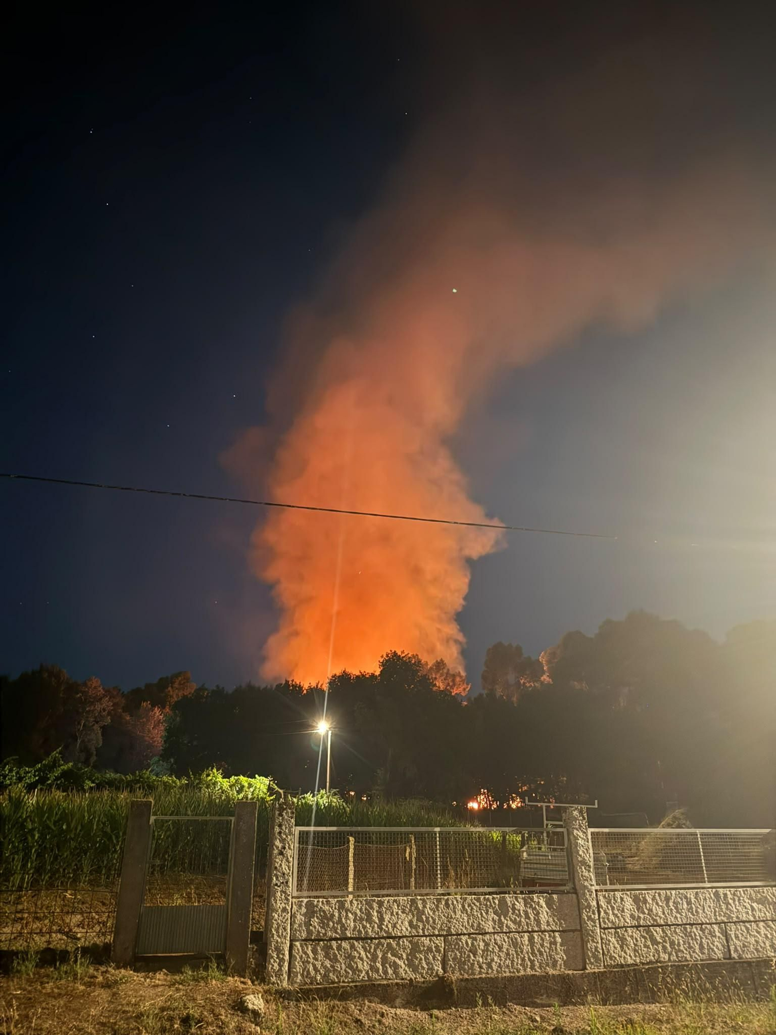 Las llamas en el incendio de Salceda, en Boborás