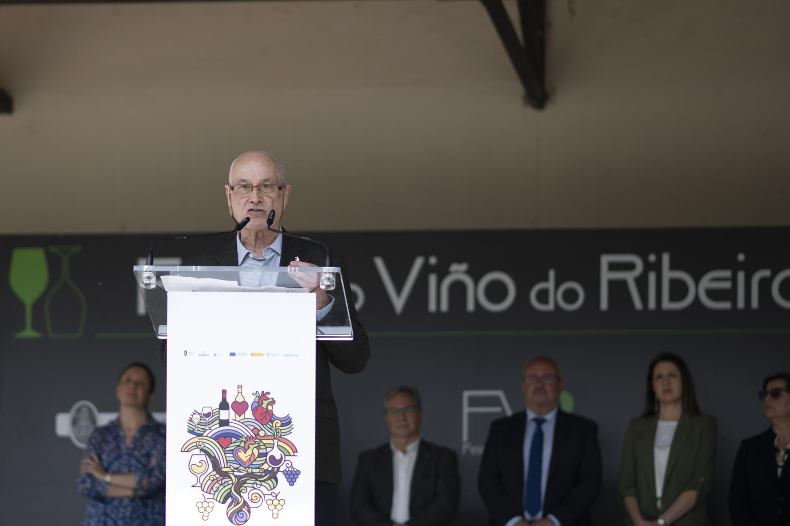 Ambiente festivo, brindis y degustaciones en el recinto de la Alameda de Ribadavia durante la celebración de la 63ª Feira do Viño do Ribeiro