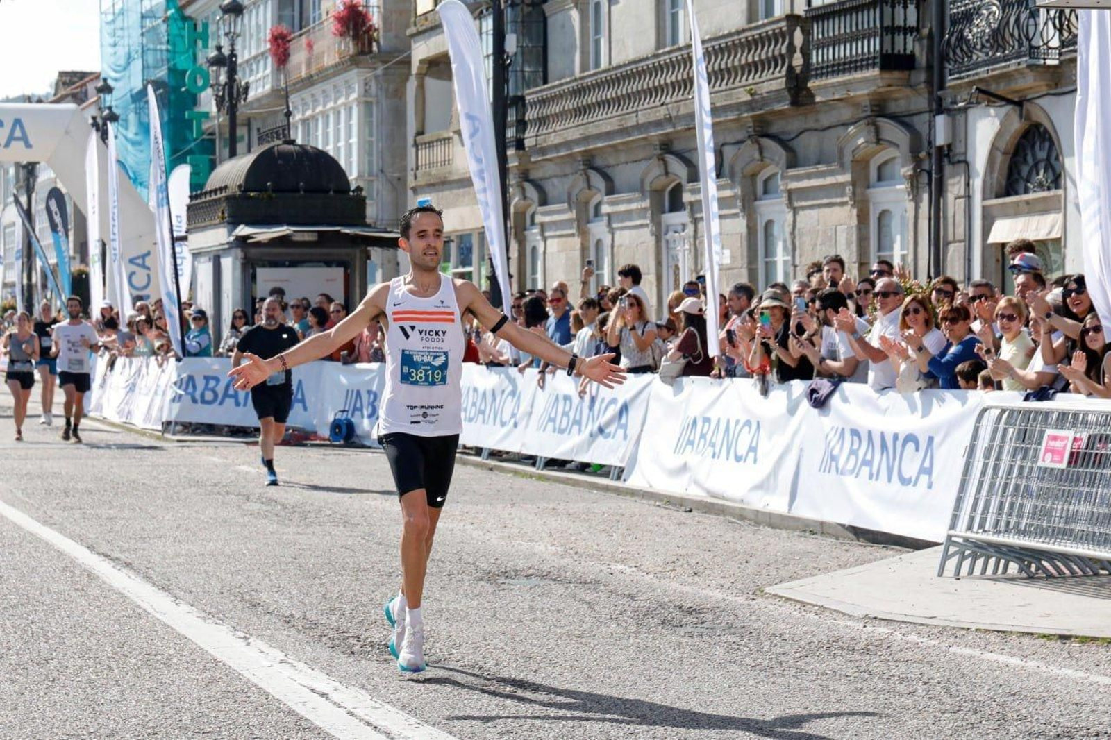 Llegada a la meta del ganador de la Vig-Bay 2024.