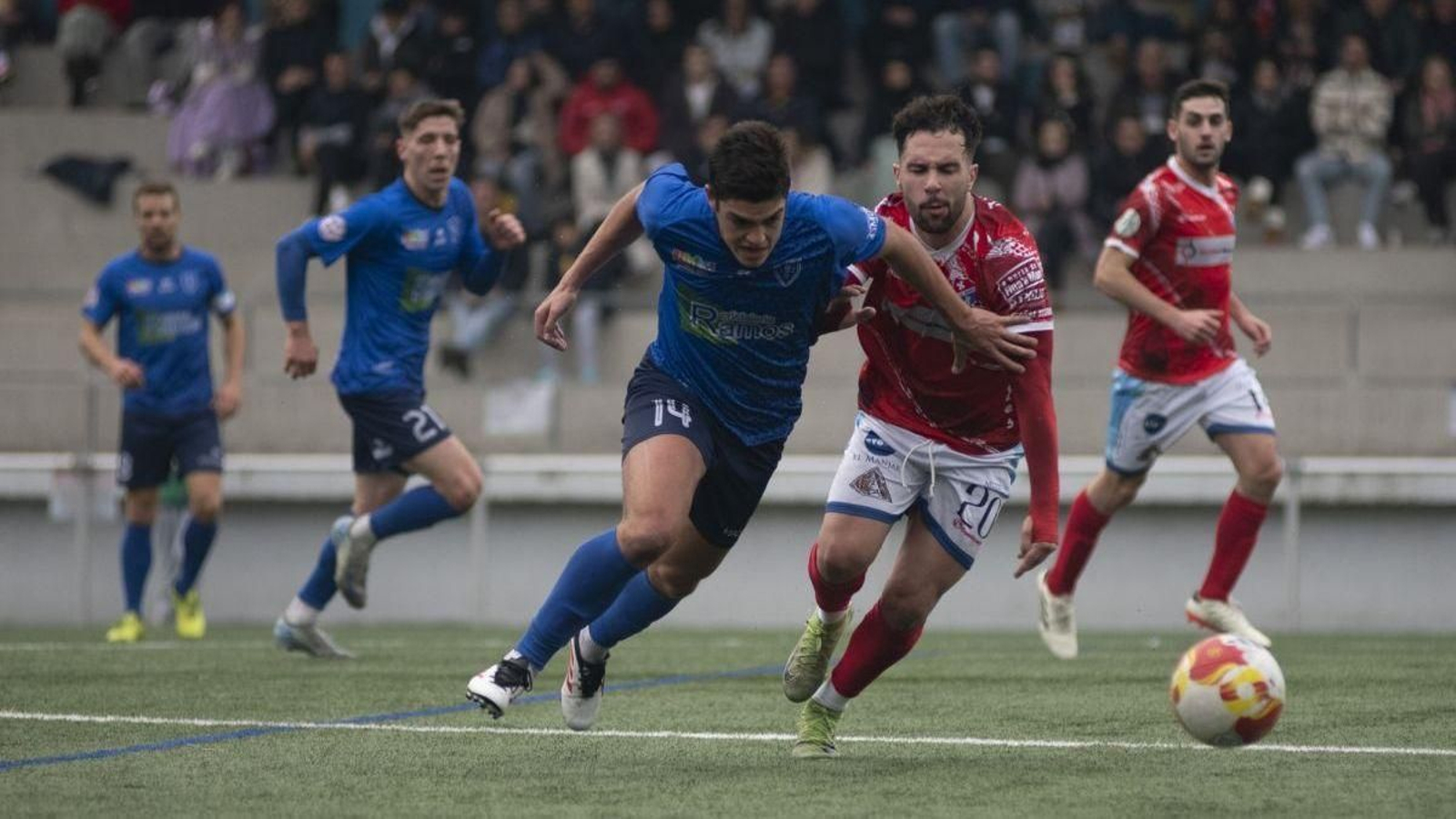 Pugna entre Adrián Presas y Juanma Justo, en Os Carrís.