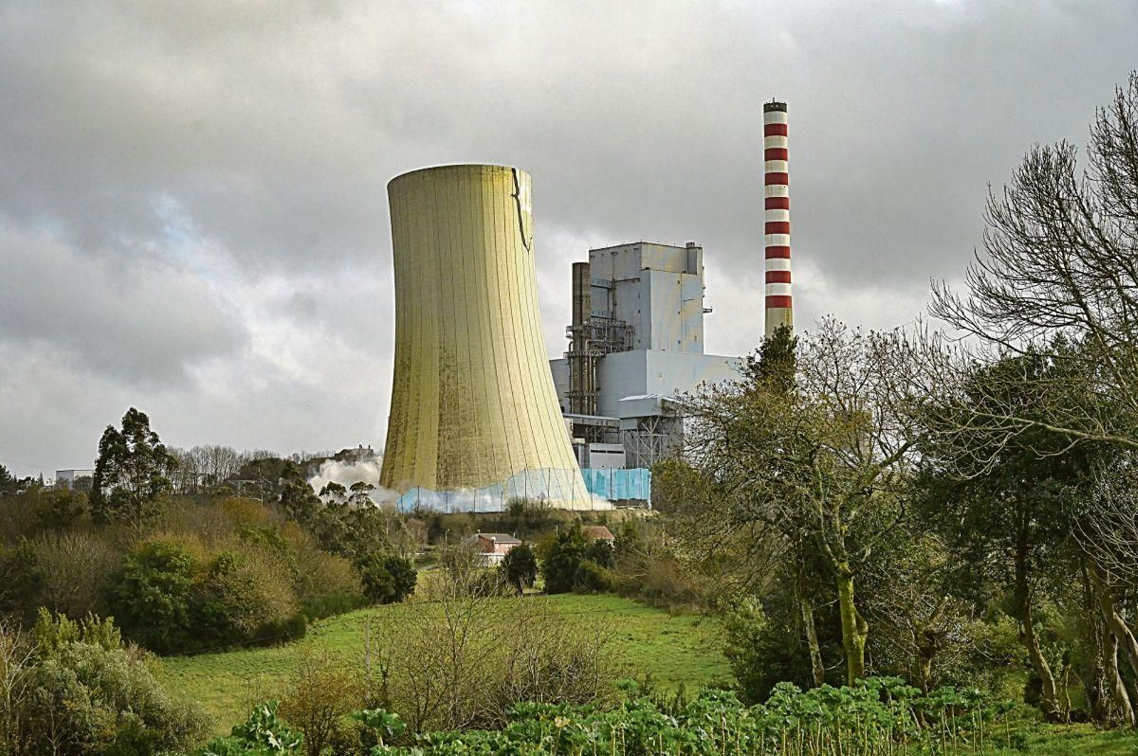 Demolición de la torre de refrigeración de la central térmica de Meirama, ayer en Cerceda.