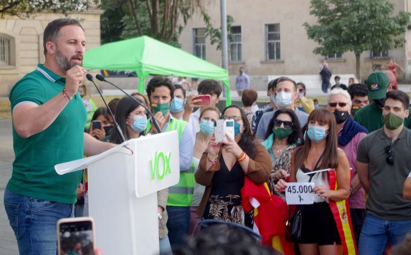 Santiago Abascal, presidente de Vox, ayer en la plaza de la Estrella, en el mitin de cierre ante unas 200 personas.