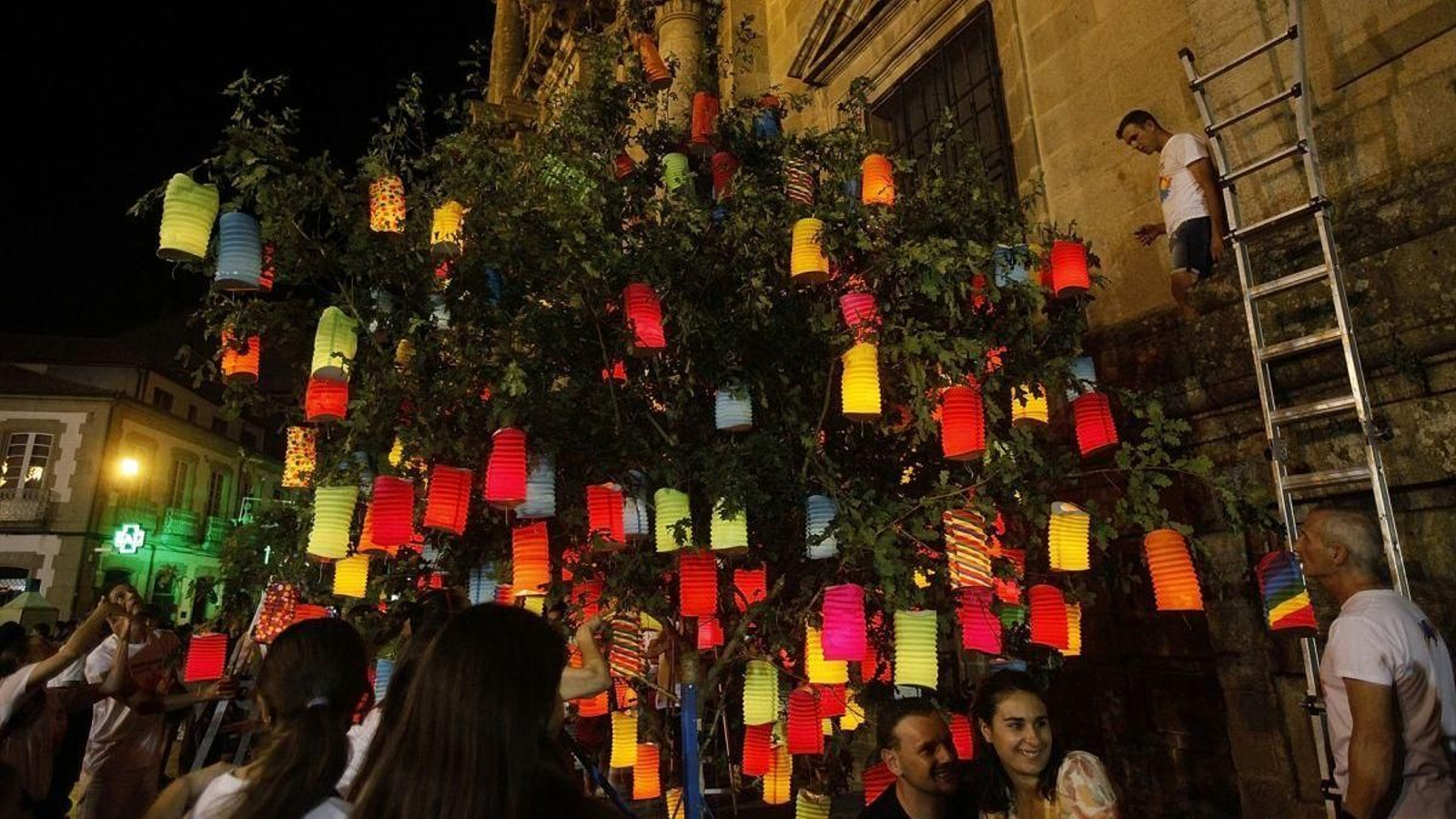 La Ramallosa ilumina la fiesta en Celanova con el color de los faroles