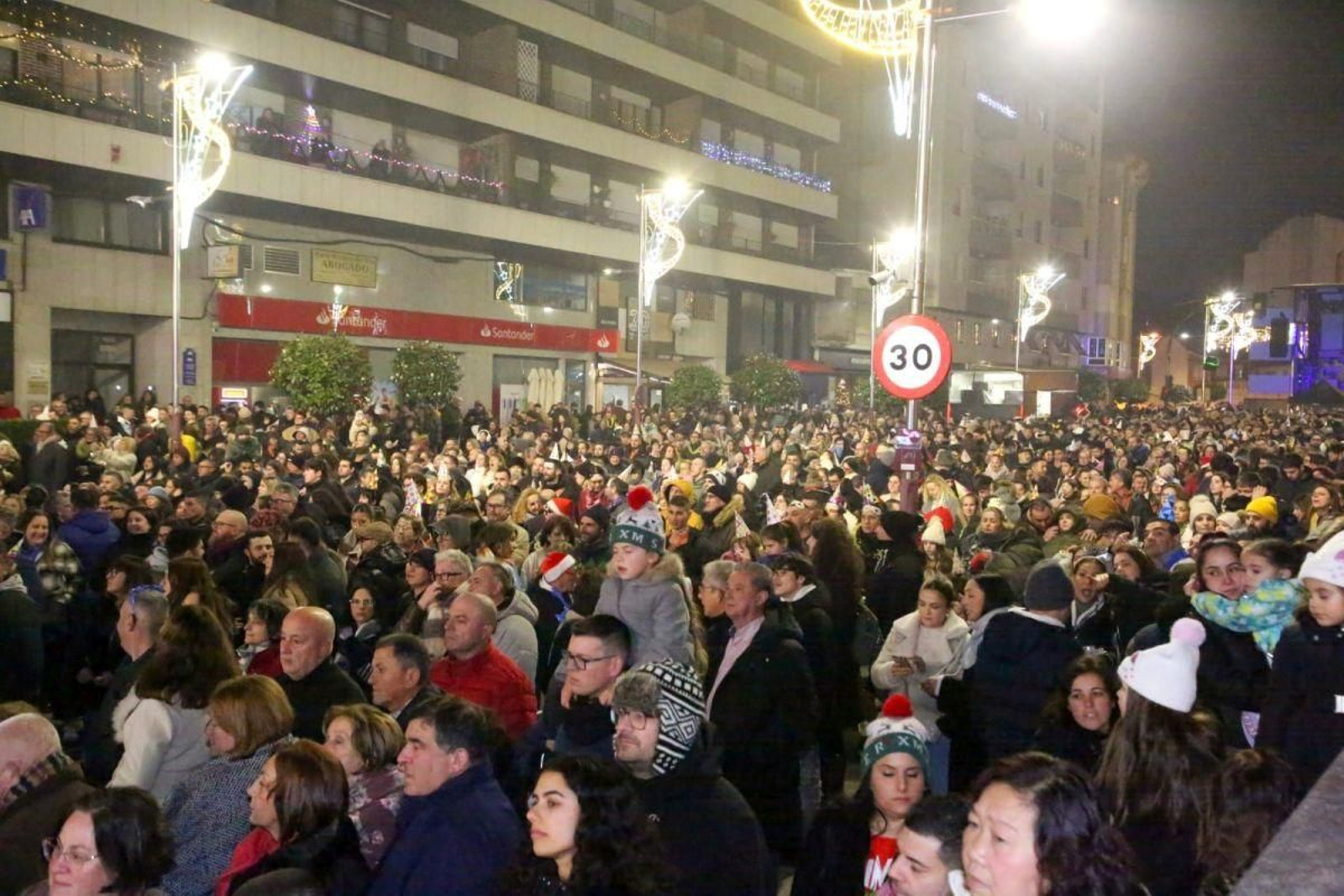 La Orquesta París de Noia, con un espectacular doble pase, fue la gran protagonista musical de la noche.