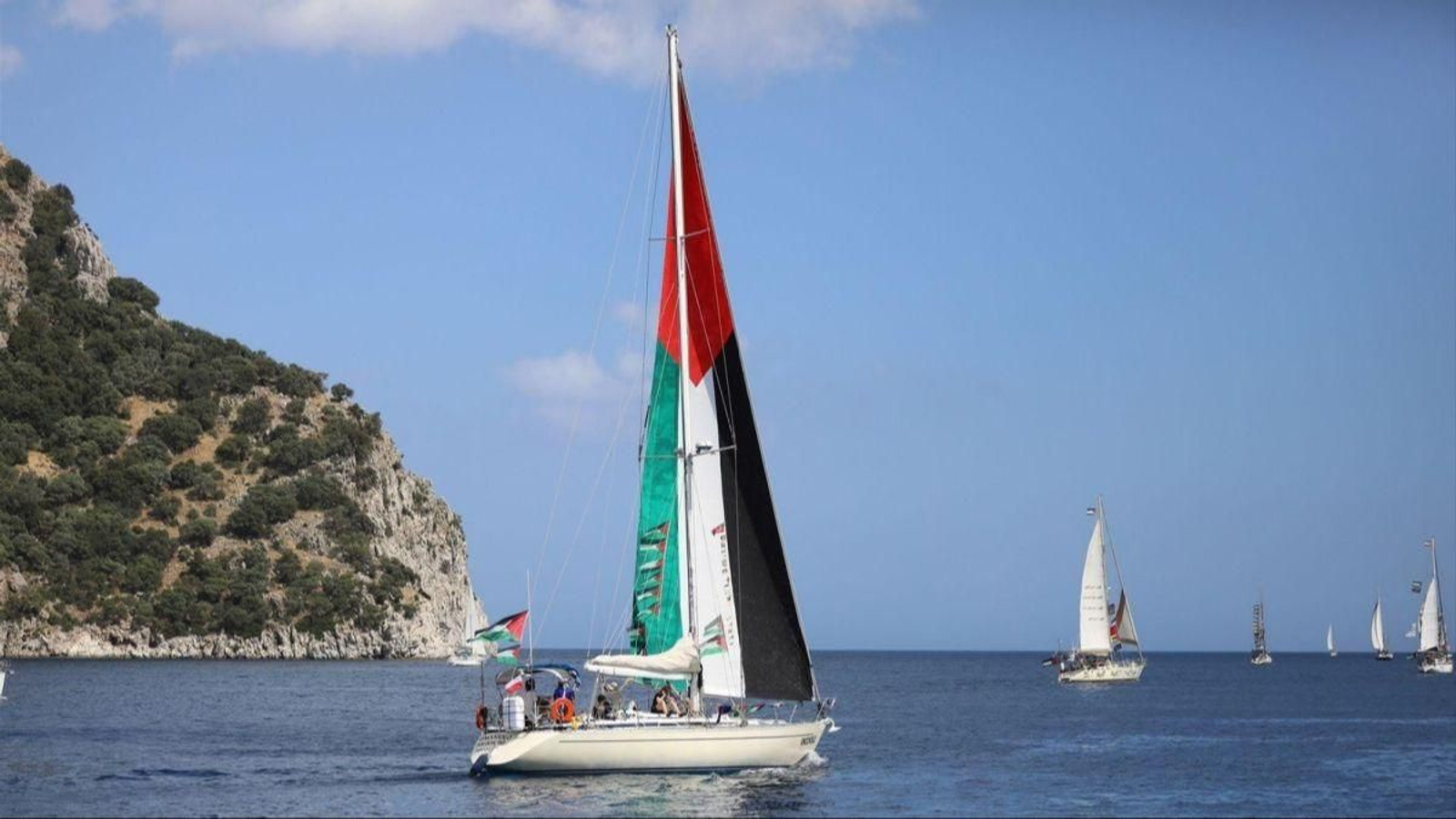 Uno de los barcos de la flotilla con los colores de Palestina.